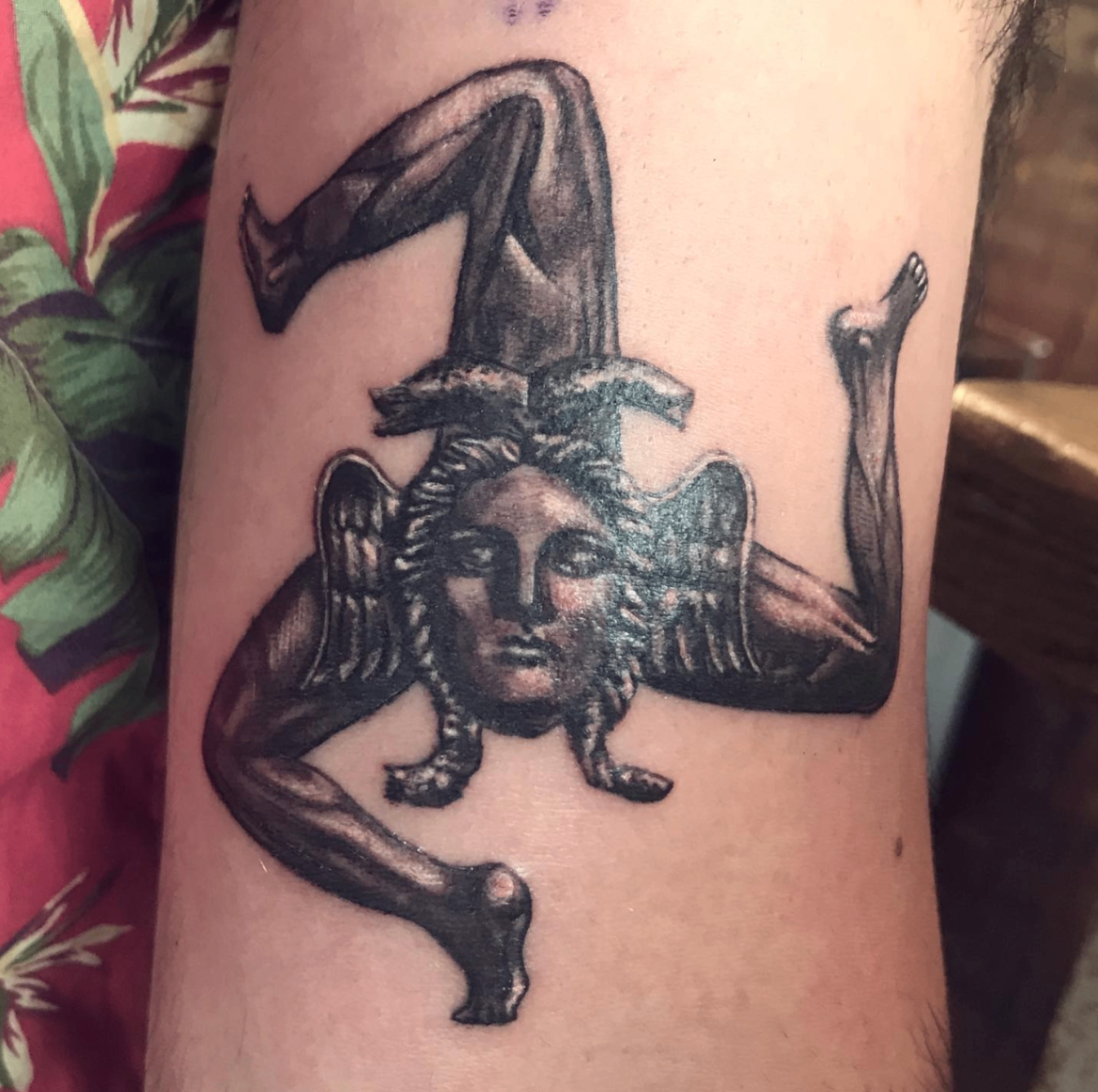 Trinacria — Sicilian three-legged emblem in black and grey
